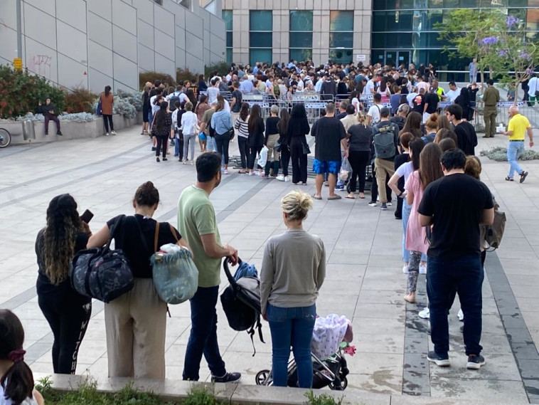 תורים לחידוש דרכונים בלשכת האוכלוסין בתל אביב