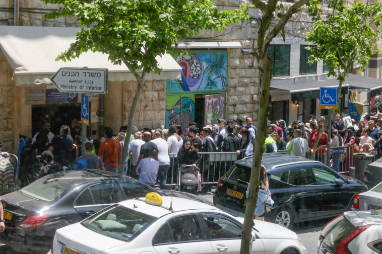 התורים לחידוש דרכונים בירושלים (צילום: מארק ישראל סלם)