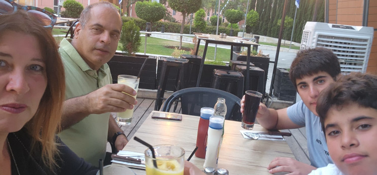 יפעת בן שושן עם ילדיה ובעלה