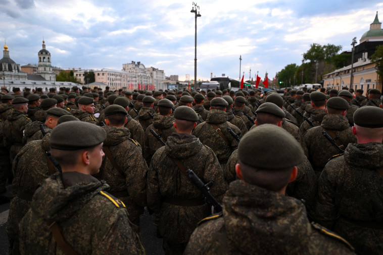 חיילים רוסים במצעד יום הניצחון במוסקבה (צילום: gettyimages)
