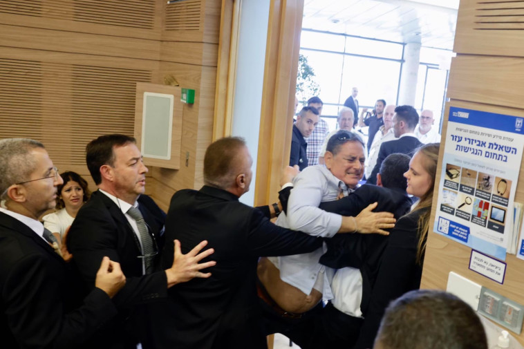 מהומה בוועדת הכספים