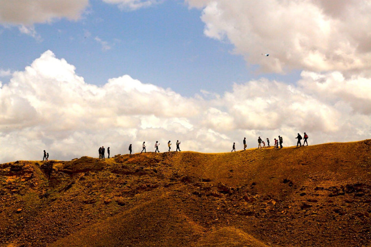 מטיילים על מצוק מאגר עשת  (צילום: דני הדס, הערבה התיכונה)
