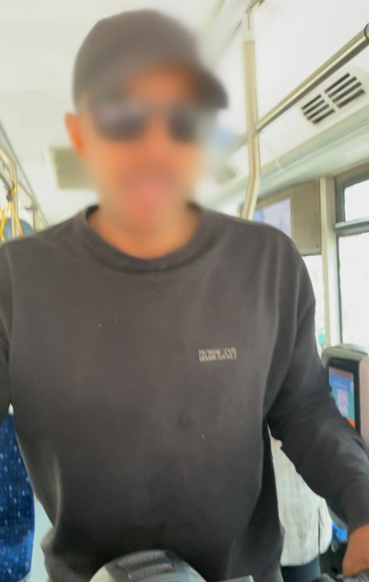 תקף שתי נוסעות בקו 60 וברח