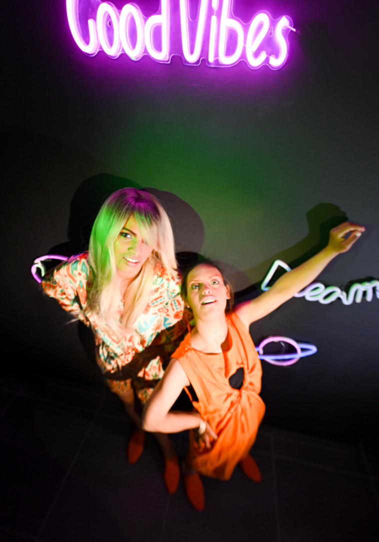 יסמינה בחליפה של MANGO, אחלאס בשמלה GALLER