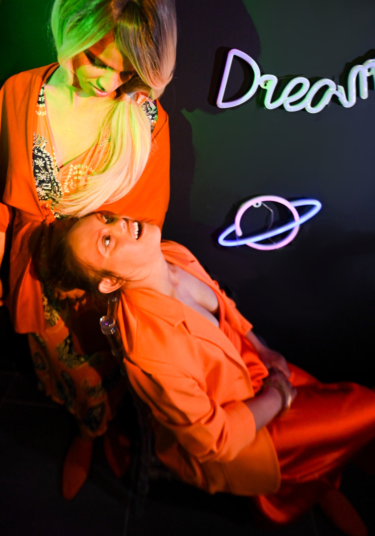 יסמינה בשמלה של גולברי וקימונו של GALLER, אחלאס בחצאית MANGO, בגד גוף לי קופר וג'קט גולברי