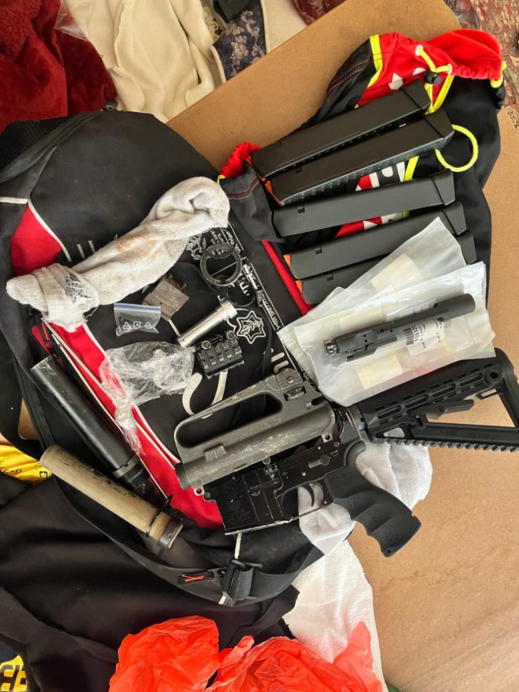 כלי הנשק שנמצאו בארון (צילום: דוברות המשטרה)