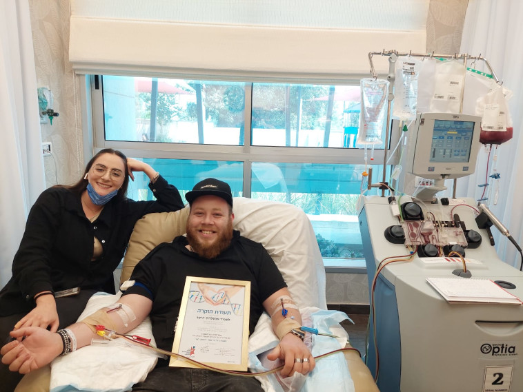 ספיר אכסלרוד תורם מח עצם, יוני 2022. לצידו זוגתו אביה מדינה