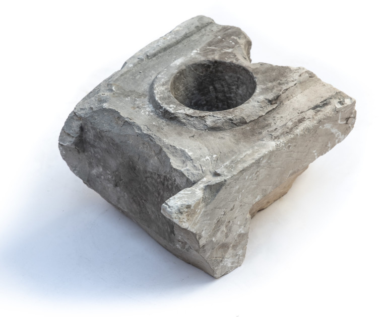 שולחן אבן למדידת נפחים שהתגלה בדרך עולי הרגל (צילום: קובי הראתי, עיר דוד)