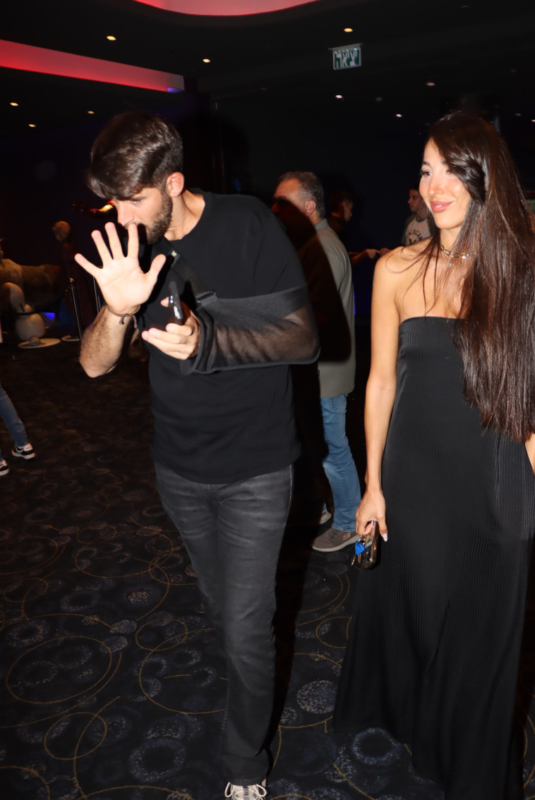 בזכותה הוא לובש שחור