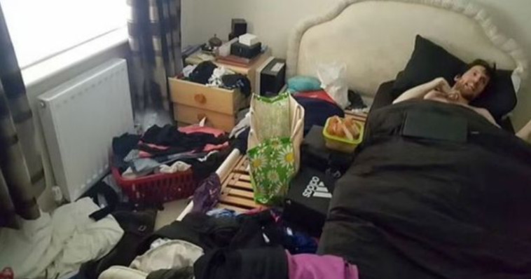 טום סומרסט-האו בן ה-40, רגעים לאחר שהמשטרה הגיעה לביתו