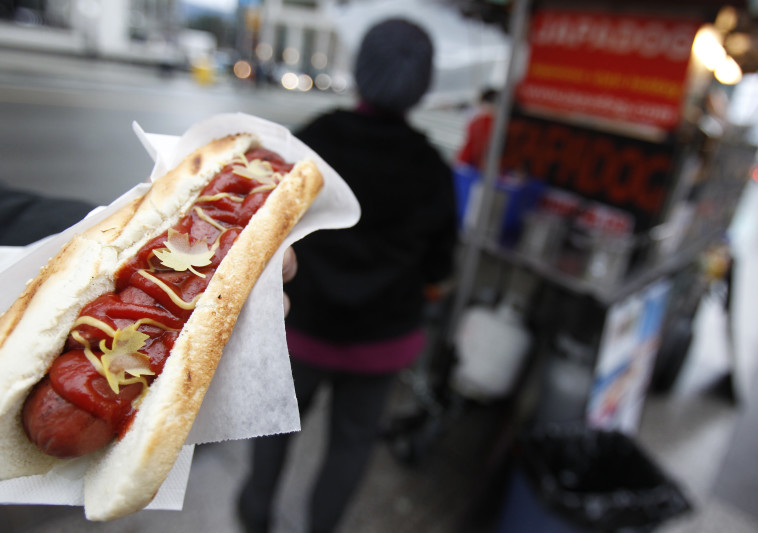 מניעה את המפגינים והופכת את ההפגנות לאירוע חברתי