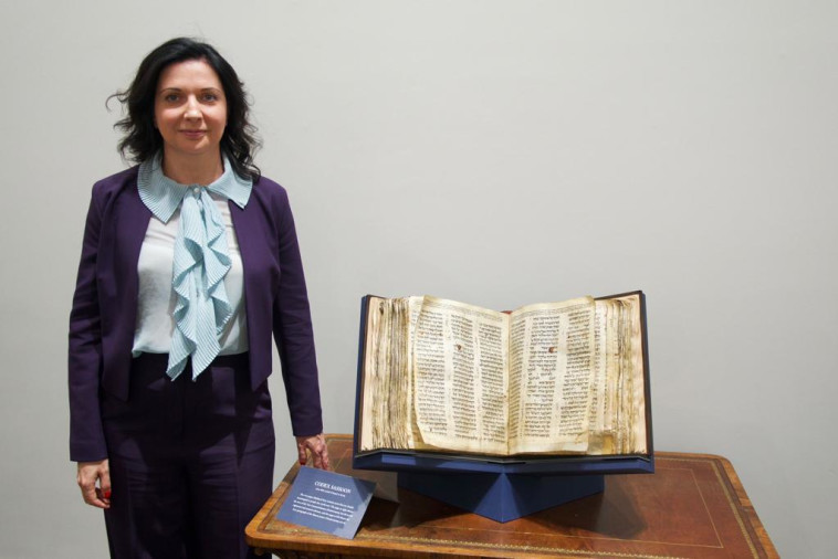 קודקס ששון בצילום עם אירינה נבזלין, יו''ר מוזיאון אנו