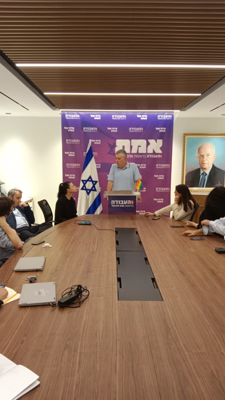 ראש עיריית קריית אונו, ישראל גל, מזהיר ממרד מיסים בישיבת הסיעה (צילום: מתן וסרמן)