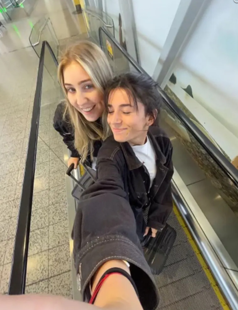 אדריאנה אוקמפו וחברתה