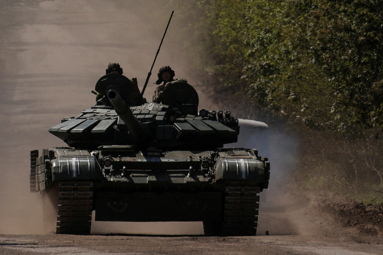 טנק אוקראיני בפאתי בחמוט (צילום: רויטרס)