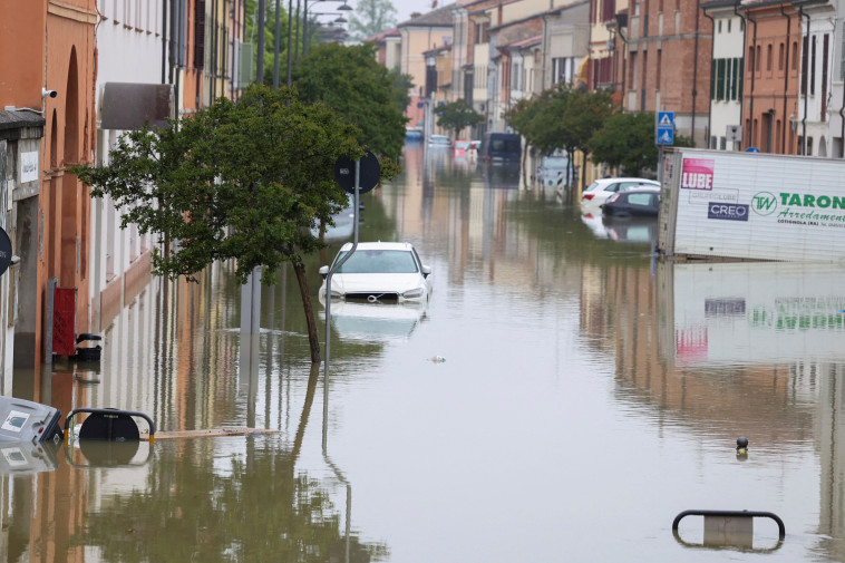 שיטפונות במחוז אמיליה-רומאניה שבצפון איטליה (צילום: REUTERS/Claudia Greco)