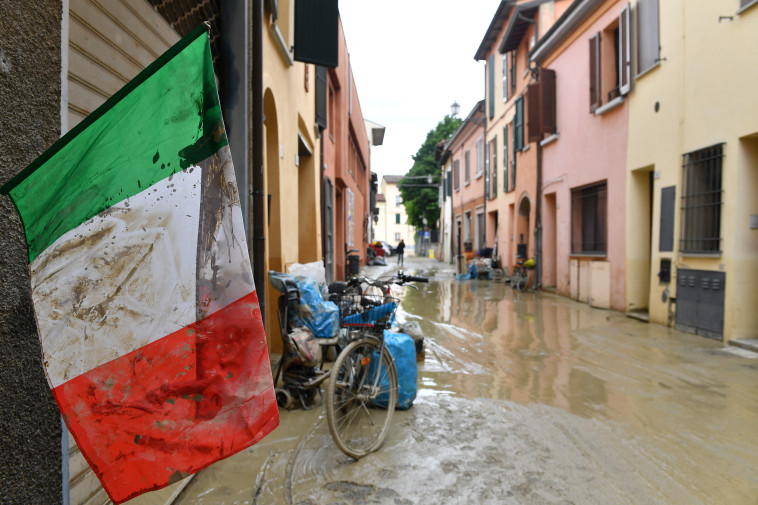 שיטפונות במחוז אמיליה-רומאניה שבצפון איטליה (צילום: REUTERS/Jennifer Lorenzini)