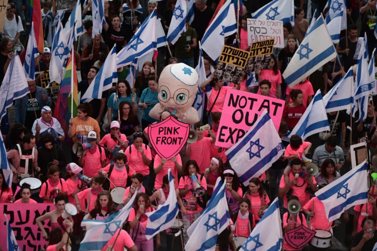 מפגינים בתל אביב נגד הרפורמה (צילום: אבשלום ששוני)