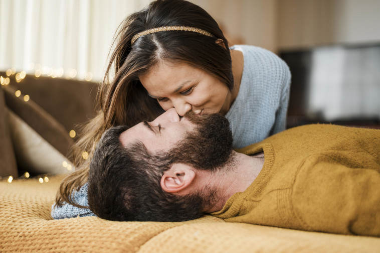 משם התפתח הנוהג של שימוש בנשיקות לאזורים אחרים בעולם העתיק