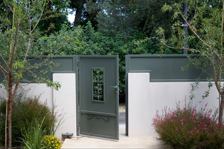 הגדרות והשערים הם חלק בלתי נפרד מהגינה