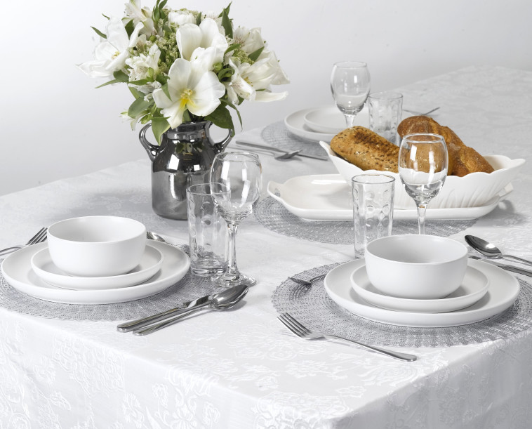 H&amp;O. פלייסמנט 4 ב-39.90 ש''ח. סט צלחות 199.90 ש''ח. סכו''ם 99.90 ש''ח. שישיית כוסות 19.90 ש''ח