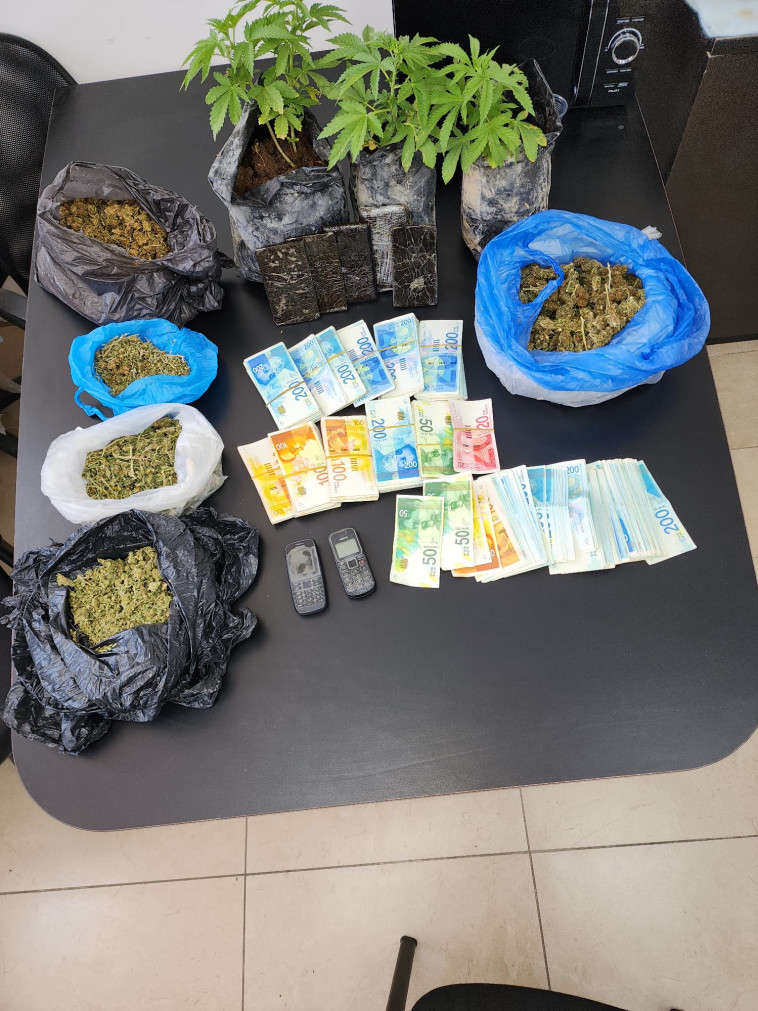 כסף וסמים שנתפסו אצל תושב רהט (צילום: דוברות המשטרה)
