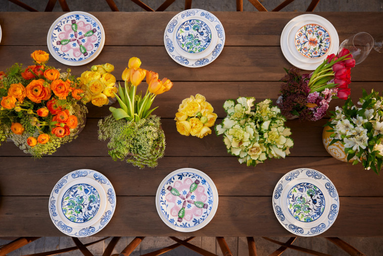 CASTRO HOME צלחות פורצלן מעוטרות בפרחים במגוון גדלים 39.90-69.90 שקלים (צילום: אוהד ארידן)