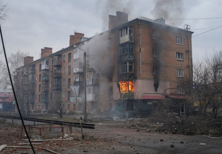 נזקי התקיפה הרוסית בבחמוט (צילום: רויטרס)