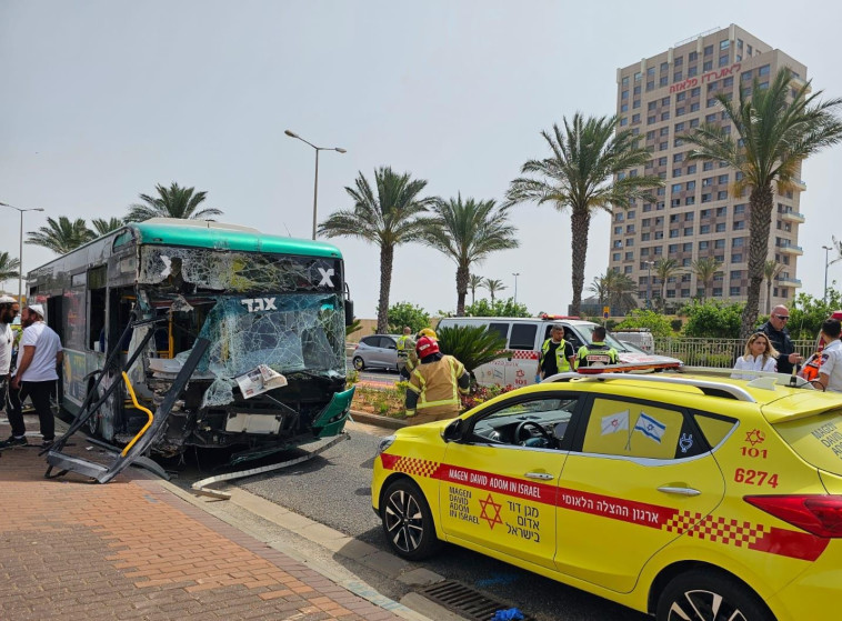 זירת התאונה בחיפה (צילום: דוברות מד''א)