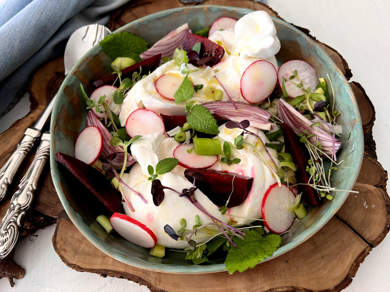 סלט בוראטה, צנוניות וסלק