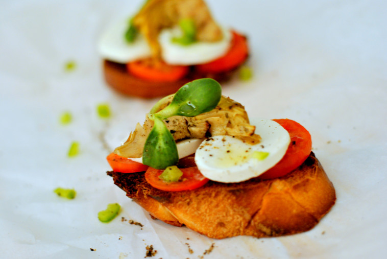 ברוסקטה עגבניות, בזיליקום וגבינה מלוחה&nbsp;