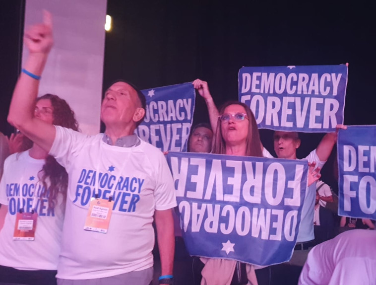 מפגינים מפריעים לנאומו של ניר ברקת