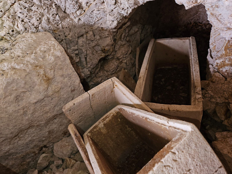 ארונות הקבורה שנמצאו במערה במשהד (צילום: ניר דיסטלפלד, רשות העתיקות)