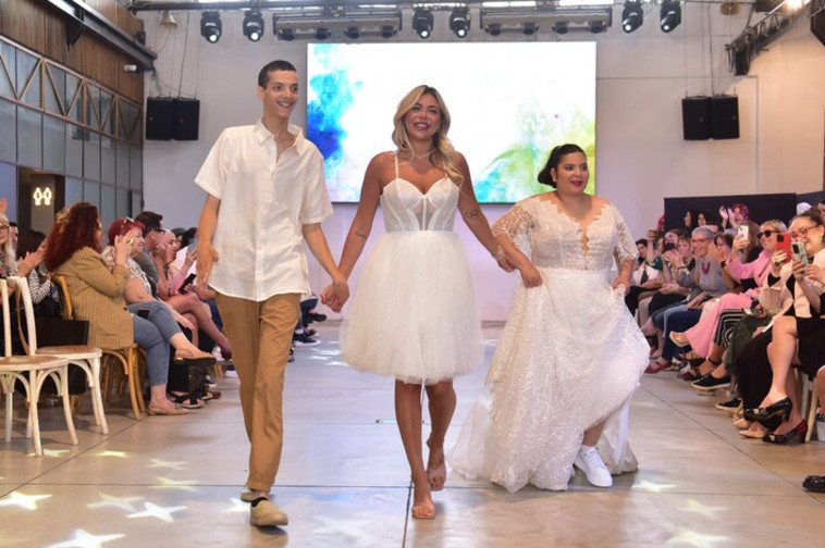 יולי מאנה - תצוגת אופנה אקים ומשרד הרווחה 