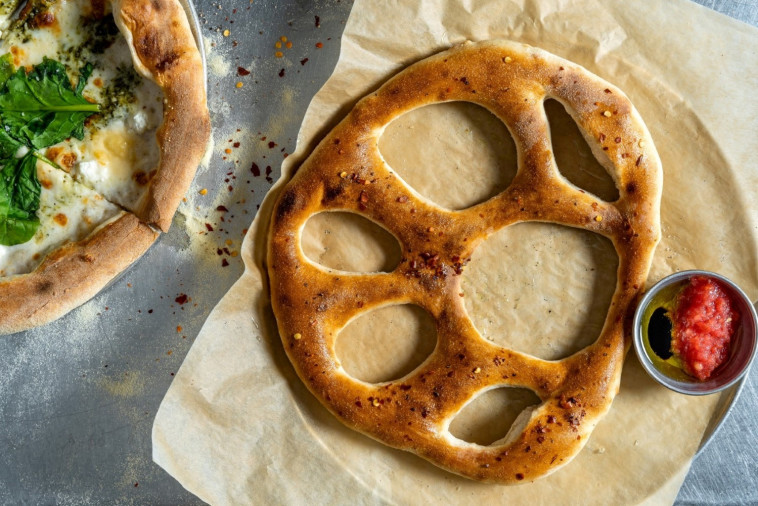 תפריט חדש מאמא גרג קיץ 2023. פוקאצ'ה מתבלים 27 ש''ח