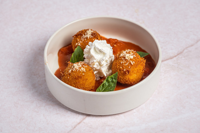 תפריט חדש מאמא גרג קיץ 2023. כדורי ארנצ'יני 45 ש''ח