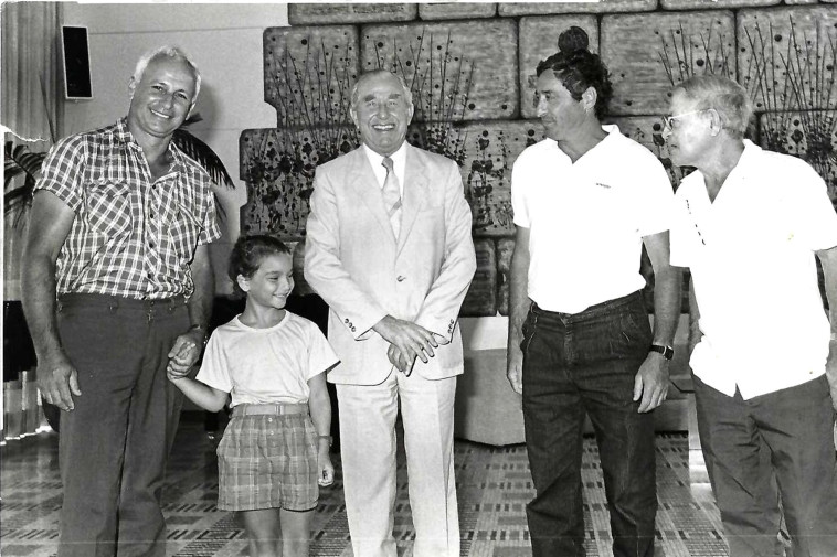 צוות ענף הבננות מקיבוץ שער הגולן בבית הנשיא דאז חיים הרצוג 