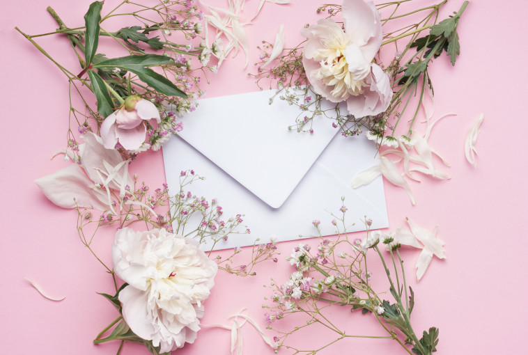 האורחים נותרו בהלם כשגילו מה הסתתר במעטפה