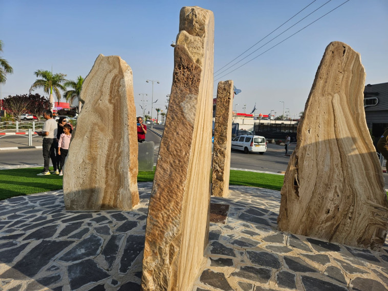 אנדרטה לזכר הנרצחים בפיגוע בבאר שבע (צילום: ארנולד נטייב)
