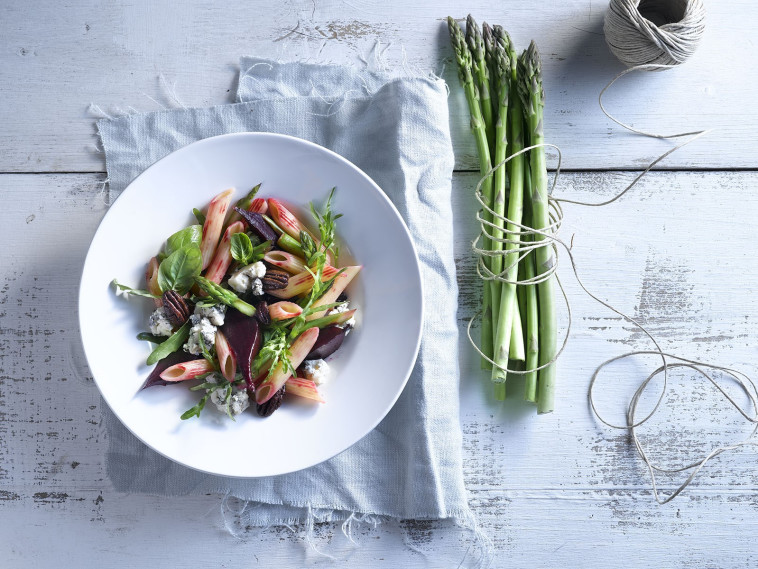 סלט פסטה, סלקים צלויים וגבינה כחולה. המתכון באדיבות ברילה