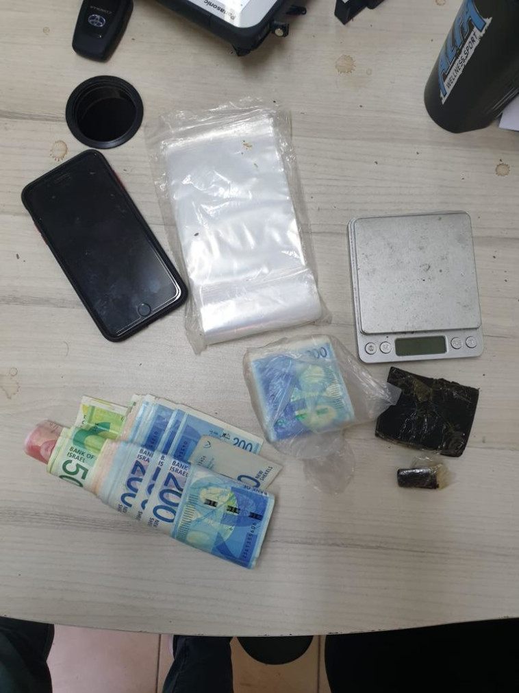 שקיות חלוקה, משקל אלקטרוני וכסף מזומן בסך 6,600 שקלים שנתפסו בדירת החשוד