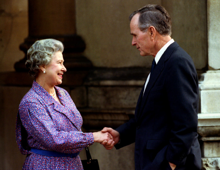 המלכה אליזבת השנייה ונשיא ארה''ב לשעבר ג'ורג' בוש האב (צילום: רויטרס)