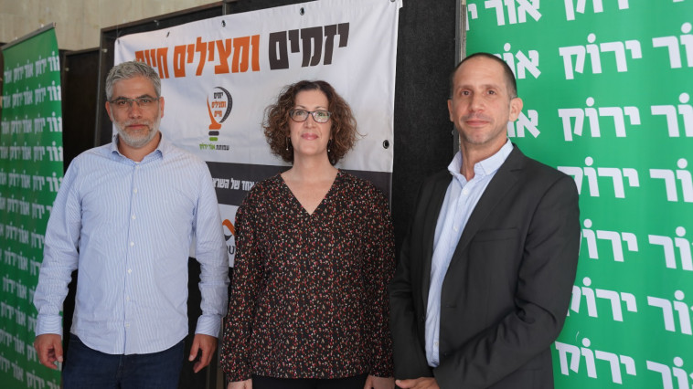 עו\'\'ד יניב יעקב, מנכ\'\'ל עמותת אור ירוק, רו\'\'ח יוסי ממו, מנכ\'\'ל רשת החינוך לעתיד ופנינה שפרינגר מנהלת קשרי קהילה בבנק מזרחי-טפחות. צילום: עמותת אור ירוק