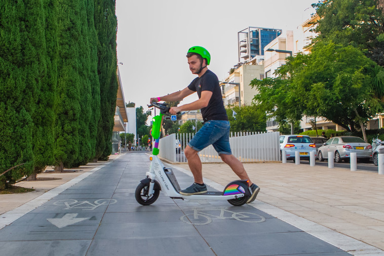 מהדורת ''Lime Rainbow'' קורקינטים ממותגים לחודש הגאווה בתל אביב (צילום: רן לזרוני)