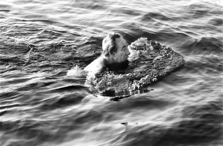 שמעון פרס שוחה בכנרת  (צילום: חנניה הרמן)