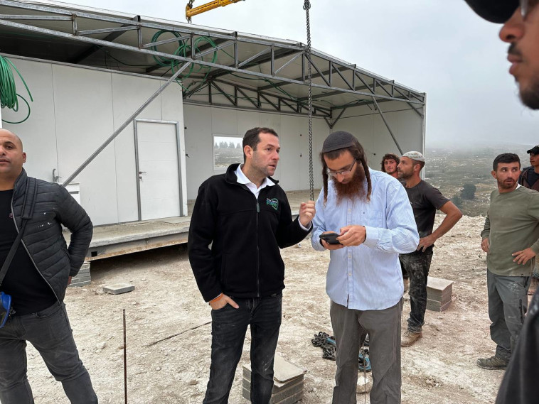 יו''ר מועצה אזוריתשומרון יוסי דגן ופעילים בישיבת חומש