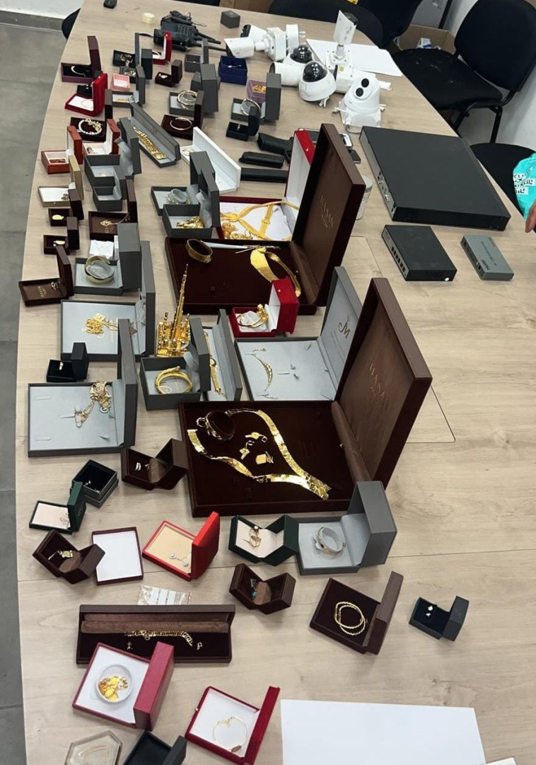 תכשיטים ומצלמות אבטחה שנתפסו בפשיטה של המשטרה על כנופיית בכרי