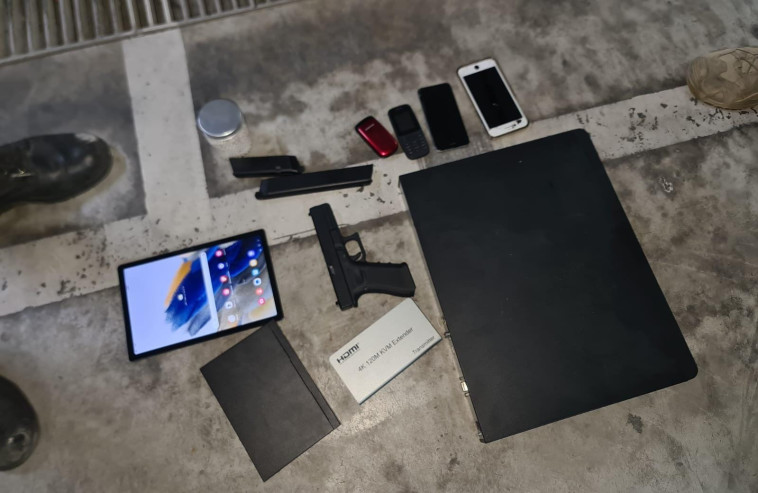 תחמושת ופלאפונים שנתפסו בפשיטה של המשטרה על כנופיית בכרי