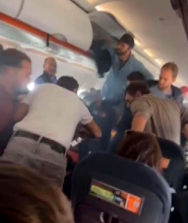 הנוסעים מיהרו להשתלט על האש