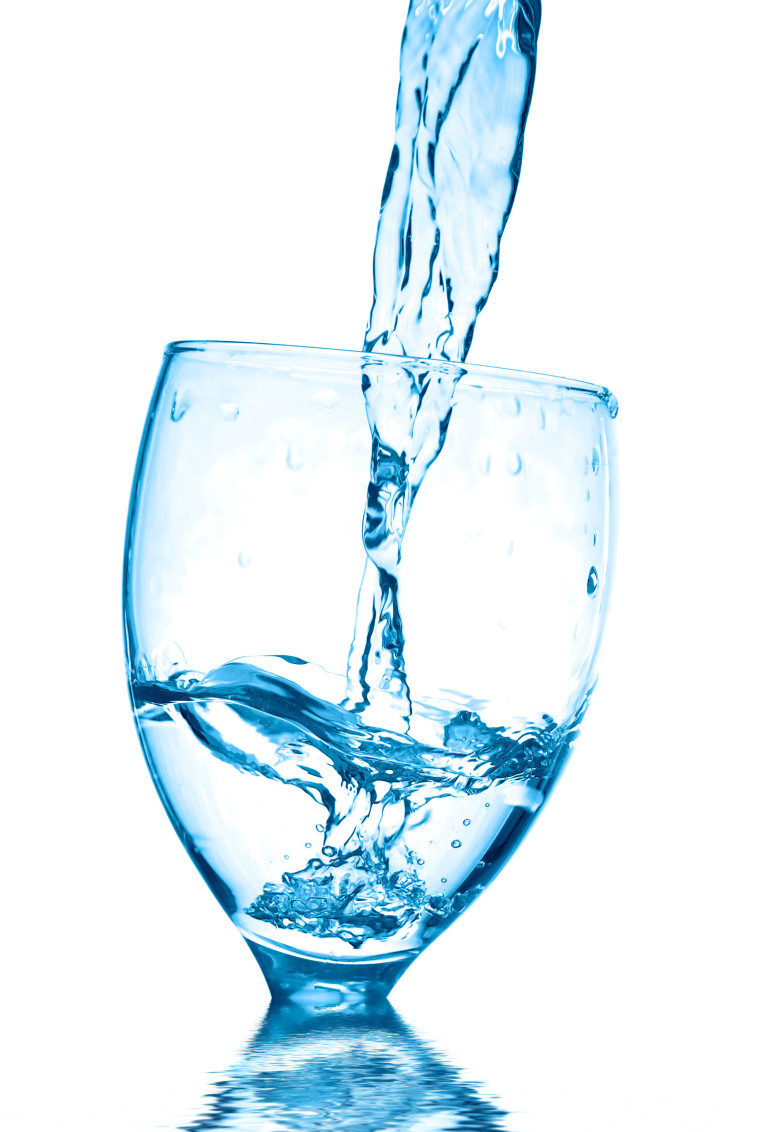 כך שתיית מים תורמת לנו